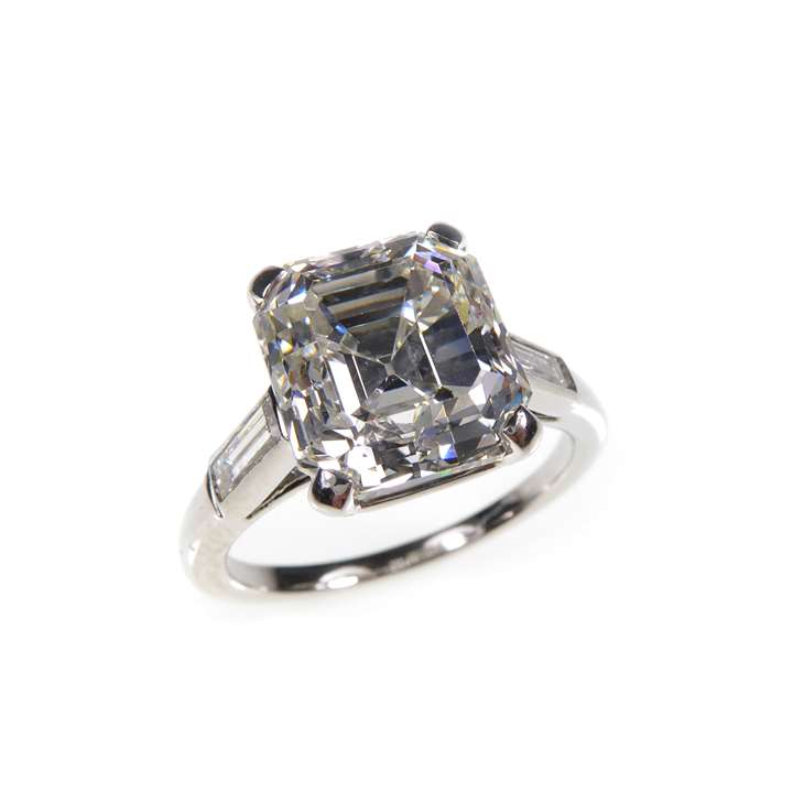Single stone diamond ring of emerald-cut 4.68ct H VVS2